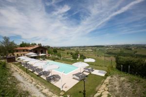an overhead view of a swimming pool with umbrellas at Ca'Rapulin in Calosso