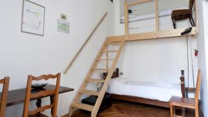 ein Schlafzimmer mit einem Etagenbett und einer Leiter in der Unterkunft Italianway-Vincenzo Monti in Mailand