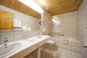 Koupelna v ubytování Waldhotel Arosa