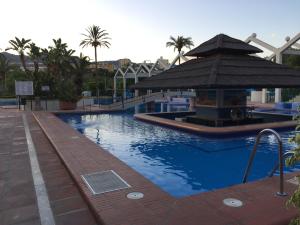 Bazén v ubytování Estudios y Apartamentos Benal Beach nebo v jeho okolí