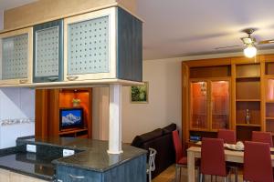 a kitchen with a counter and a table with chairs at APARTAMETO BAZTANGOA I Centro Elizondo in Elizondo