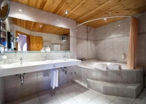 Koupelna v ubytování Waldhotel Arosa