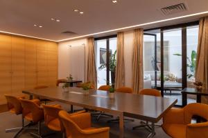 ein Konferenzraum mit Tisch und Stühlen in der Unterkunft Hôtel Le Colisée in Paris