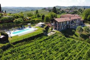 an aerial view of a house with a swimming pool at Ca'Rapulin in Calosso