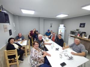 a group of people sitting at tables in a room at HOTEL EL VIEJO Bar in Perito Moreno