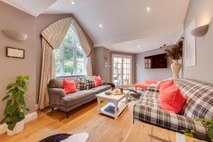 a living room with two couches and a table at 2 Bed in Tunstall oc-ivylod in Rendlesham