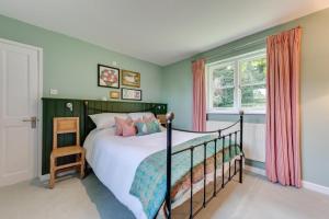 a bedroom with a bed and a window at 2 Bed in Tunstall oc-ivylod in Rendlesham