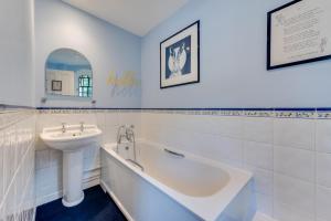 a bathroom with a sink and a bath tub and a sink at 2 Bed in Tunstall oc-ivylod in Rendlesham +13 photos