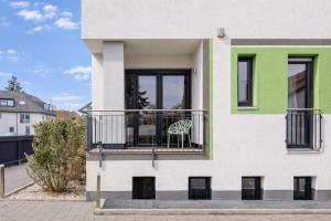 a building with a balcony with a chair on it at Eco Smart Apartments Erlangen in Erlangen