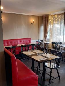 a restaurant with tables and chairs and red booths at New SAMANKE in Floirac