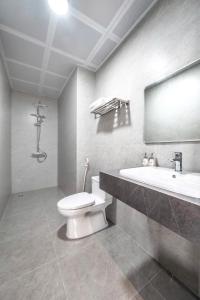 a bathroom with a toilet and a sink and a mirror at Hoa Lu Majestic Hotel - Phố cổ Hoa Lư, Ninh Bình in Kỳ Vĩ +26 photos