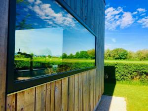 una finestra su un edificio con vista su un campo di simsseeLOFT - Ferienapartments in Baierbach am Simssee a Stephanskirchen