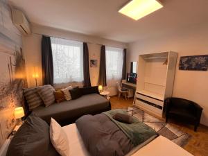 a living room with a couch and a table at Großes Apartment Aschaffenburg 4 Schlafzimmer bis zu 10 Personen Mainpark Apartment Mainaschaff in Mainaschaff