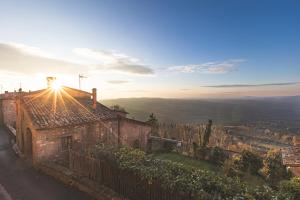 an image of the sun setting on a building at Collazzi 15 in Montepulciano