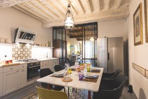 a kitchen with a table and chairs in a kitchen at Collazzi 15 in Montepulciano