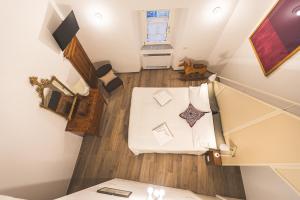 an overhead view of a room with a bed and a table at Collazzi 15 in Montepulciano