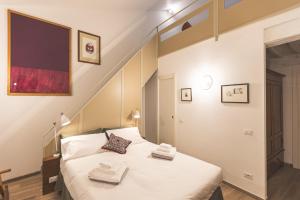 a bedroom with a bed with towels on it at Collazzi 15 in Montepulciano