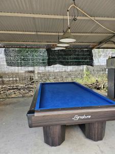 a blue ping pong table sitting under a roof at Quốc Hưng in Ấp Trà Cô