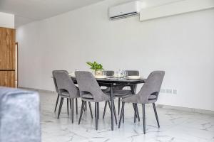 a dining room with a table and chairs at New Family-Friendly & Spacious Apartment by SF Homes in Fgura
