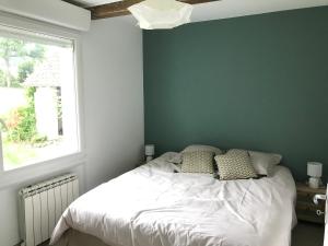 a bedroom with a white bed with a window at Longère 6-8 personnes - L'Ecrin Vert in Loison-sur-Créquoise