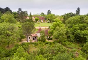 una vista aerea di una vecchia casa tra gli alberi di Les Bernardies a Simeyrols