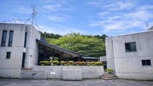 a building with flowers in a window at Minami Hakone Villa in Kannami