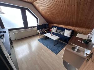 an overhead view of a living room with a blue couch at Apel Apartments 1 in Nörten-Hardenberg