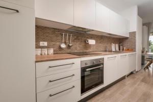 a kitchen with white cabinets and stainless steel appliances at 070 - Villa OLANDA con veranda VISTA MARE a 5 minuti SPIAGGIA con PISCINA CONDOMINIALE in Sestri Levante