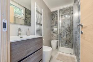 a bathroom with a toilet and a sink and a shower at 070 - Villa OLANDA con veranda VISTA MARE a 5 minuti SPIAGGIA con PISCINA CONDOMINIALE in Sestri Levante