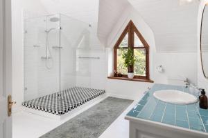 a bathroom with a shower and a sink at Caledon Grace Guesthouse in Caledon +46 photos