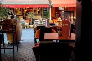 a restaurant with a table with a sign on it at vakantie appartement D'vine in Valkenburg