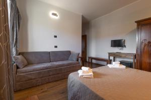 a living room with a couch and a bed at Agriturismo Cupello in Cagnano Amiterno