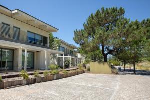 an empty parking lot in front of a building at Villa Mar in Troia