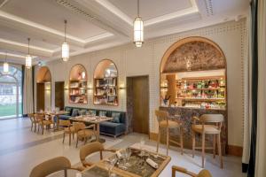 a restaurant with tables and chairs and a bar at Villa Miliani in Fabriano