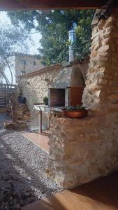a stone oven on the side of a stone wall at La Casita de Lledó in Vilafamés
