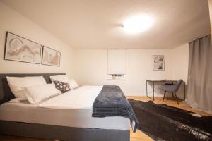 a bedroom with a bed and a desk at Mimi's Home in Dußlingen