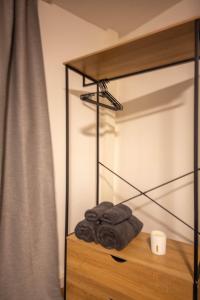 a shelf with towels and a cup and a curtain at Mimi's Home in Dußlingen