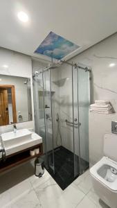 ein Badezimmer mit Dusche, Waschbecken und Toilette in der Unterkunft Surf One Hotel in Agadir + 64 Fotos