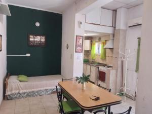 a small room with a table and a kitchen at Departamentos del Puerto Verde in Paraná