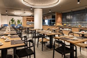 a restaurant with tables and chairs and a bar at Barceló Santa Cruz Contemporáneo in Santa Cruz de Tenerife
