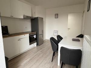 a kitchen with a table and chairs in a room at Nord & Feld Kajüte in Bremerhaven
