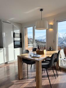 a kitchen and dining room with a table and chairs at Bergquelle 2. OG in Bettmeralp