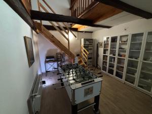 una cocina con horno de vitrocerámica en una habitación en Underhillhouse, en Liběšice