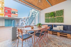 a living room with a table and chairs and a couch at Les Villetes in Moncófar