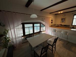 una cocina y un comedor con mesa y sillas en Underhillhouse, en Liběšice 32 fotos más