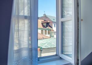 an open window with a view of a building at Ferienwohnungen hinter der Residenz in Landshut