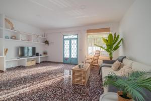 a living room with a couch and a tv at Les Villetes in Moncófar