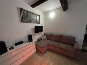una sala de estar con un sofá y un televisor en Underhillhouse, en Liběšice