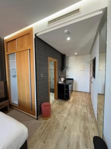 ein Wohnzimmer mit Bett und Küche in der Unterkunft Surf One Hotel in Agadir