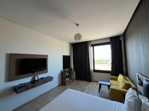ein Hotelzimmer mit Bett und Fernseher in der Unterkunft Surf One Hotel in Agadir